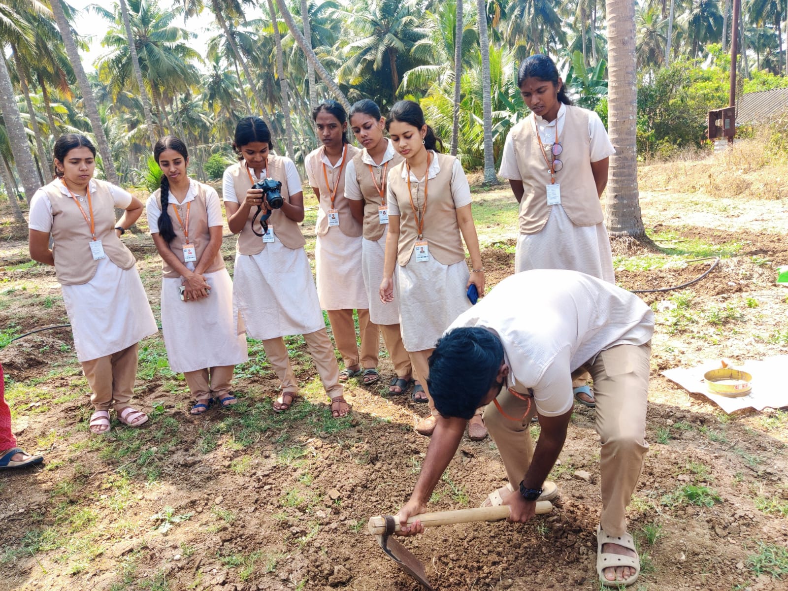 അമൃത സ്കൂൾ ഓഫ് അഗ്രിക്കൾച്ചറൽ സയൻസിലെ അവസാന വർഷ വിദ്യാർത്ഥികൾ റാവേ പ്രോഗ്രാമിന്റെ ഭാഗമായി കർഷകർക്ക് സോയിൽ ഹെൽത്ത്‌ കാർഡ് പരിചയപ്പെടുത്തി